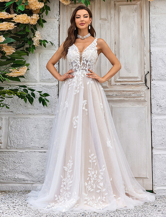 Magnifique robe de mariée en tulle champagne à encolure en V profonde et dentelle