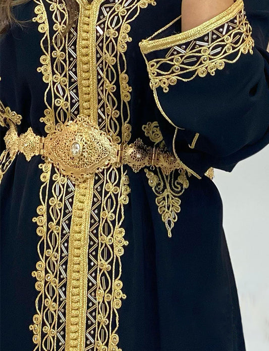 Robe marocaine brodée en satin