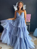 Robe de bal de fin d'année en tulle beige à bretelles spaghetti avec fente