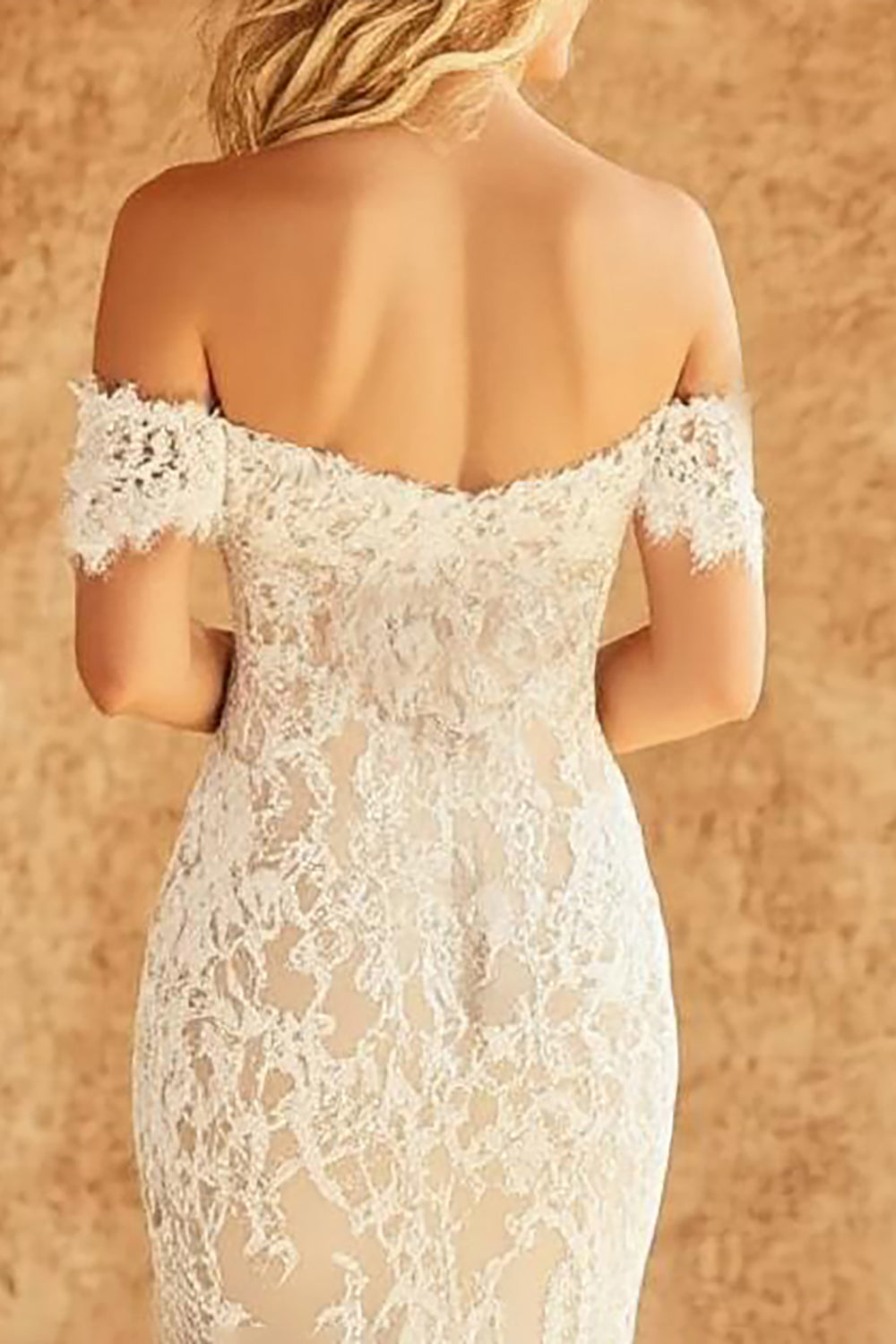 Robe de mariée bohème ivoire fourreau épaule dénudée