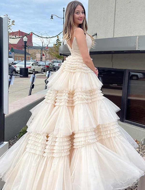 Robe de bal de fin d'année en tulle beige à bretelles spaghetti avec fente