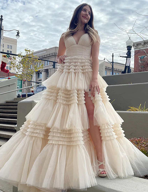 Robe de bal de fin d'année en tulle beige à bretelles spaghetti avec fente