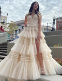 Robe de bal de fin d'année en tulle beige à bretelles spaghetti avec fente