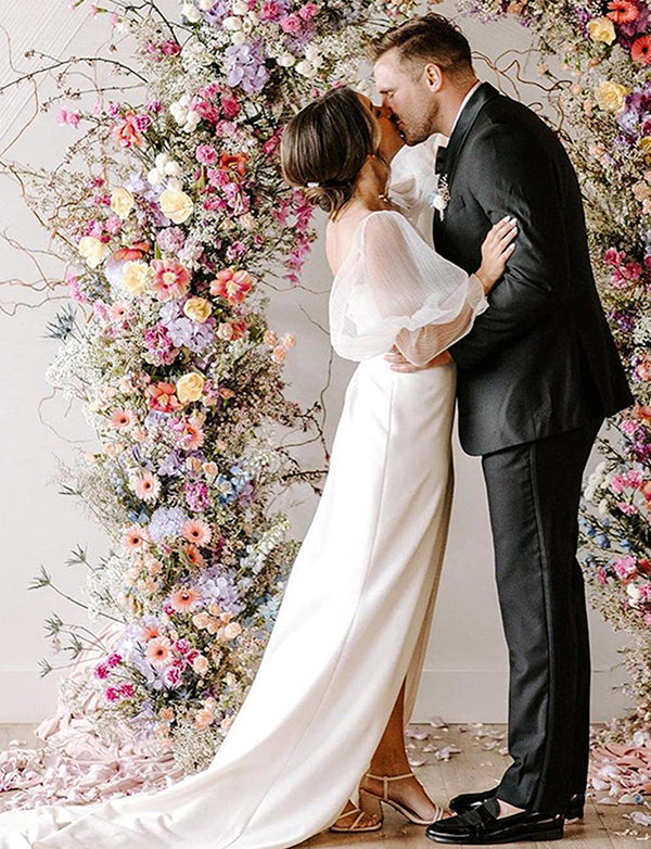 Robe de mariée fourreau avec manches bouffantes