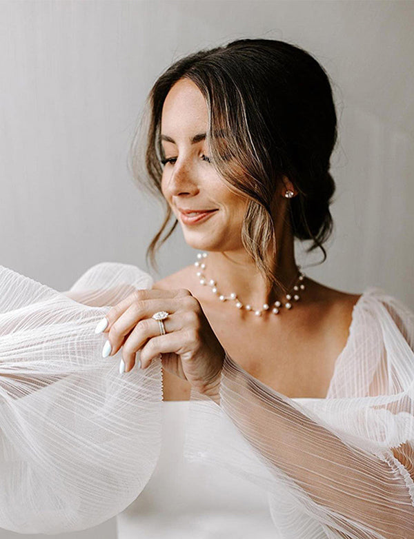 Robe de mariée fourreau avec manches bouffantes