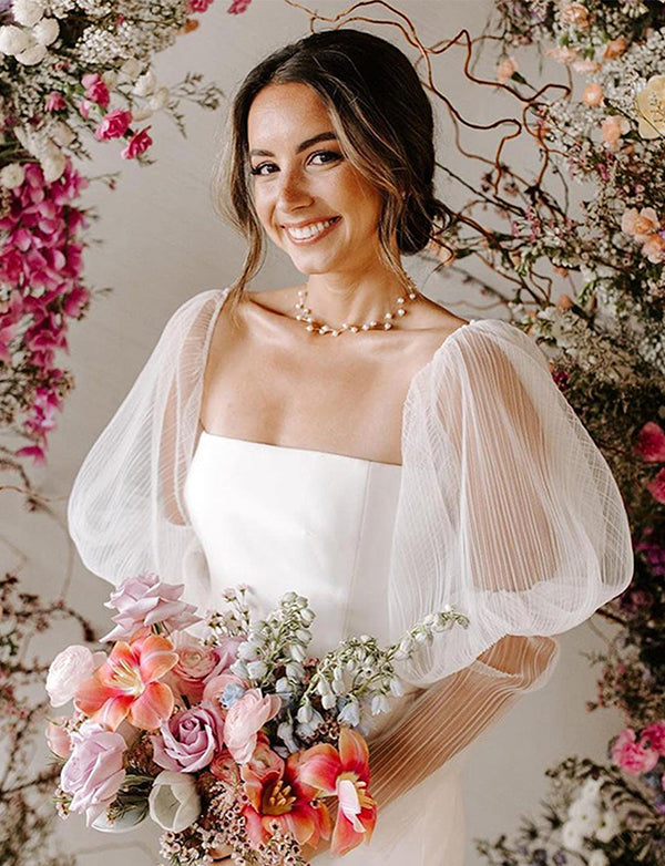 Robe de mariée fourreau avec manches bouffantes