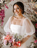Robe de mariée fourreau avec manches bouffantes
