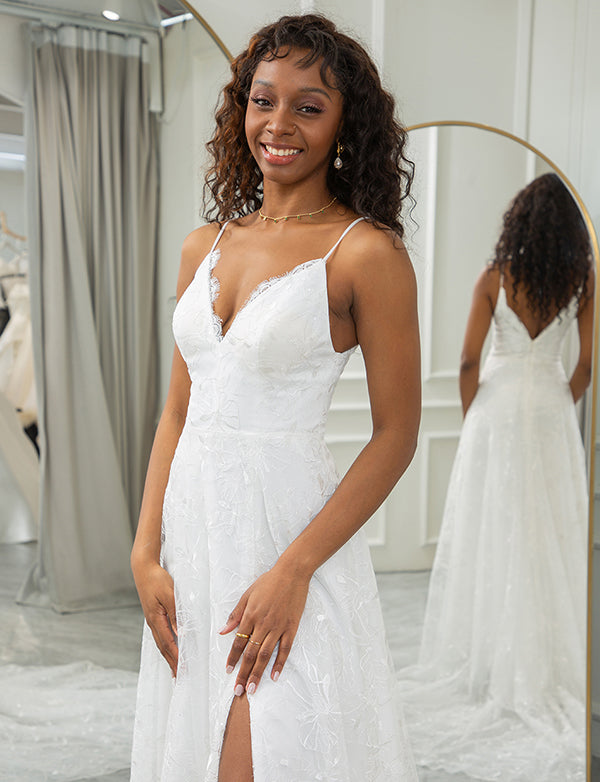 Robe de mariée ivoire à col en V et dentelle appliquée