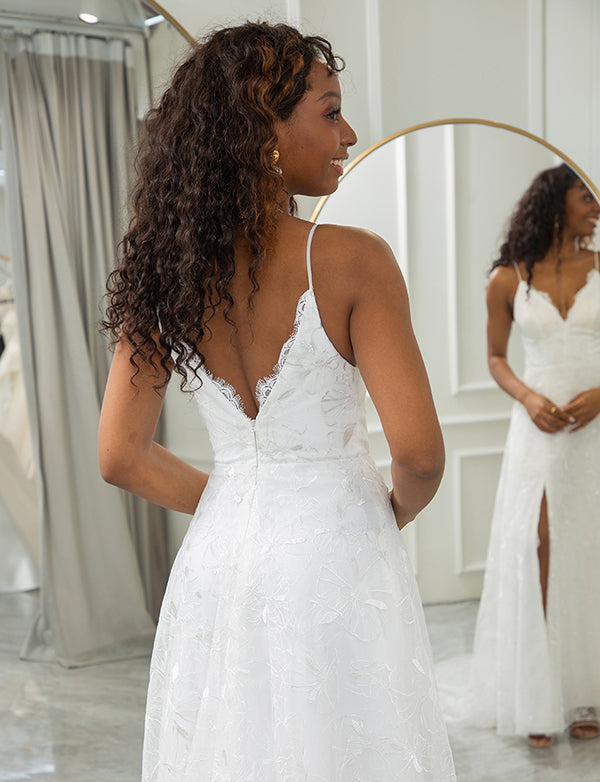 Robe de mariée ivoire à col en V et dentelle appliquée