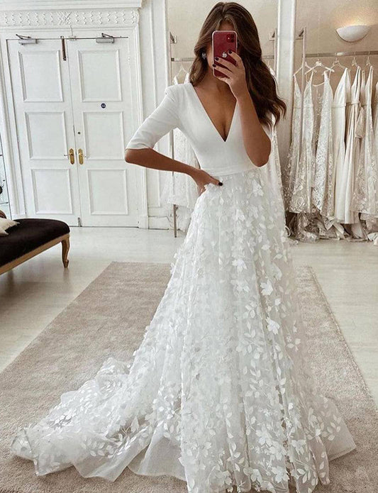 Robe de mariée blanche demi-manches à col en V avec applications