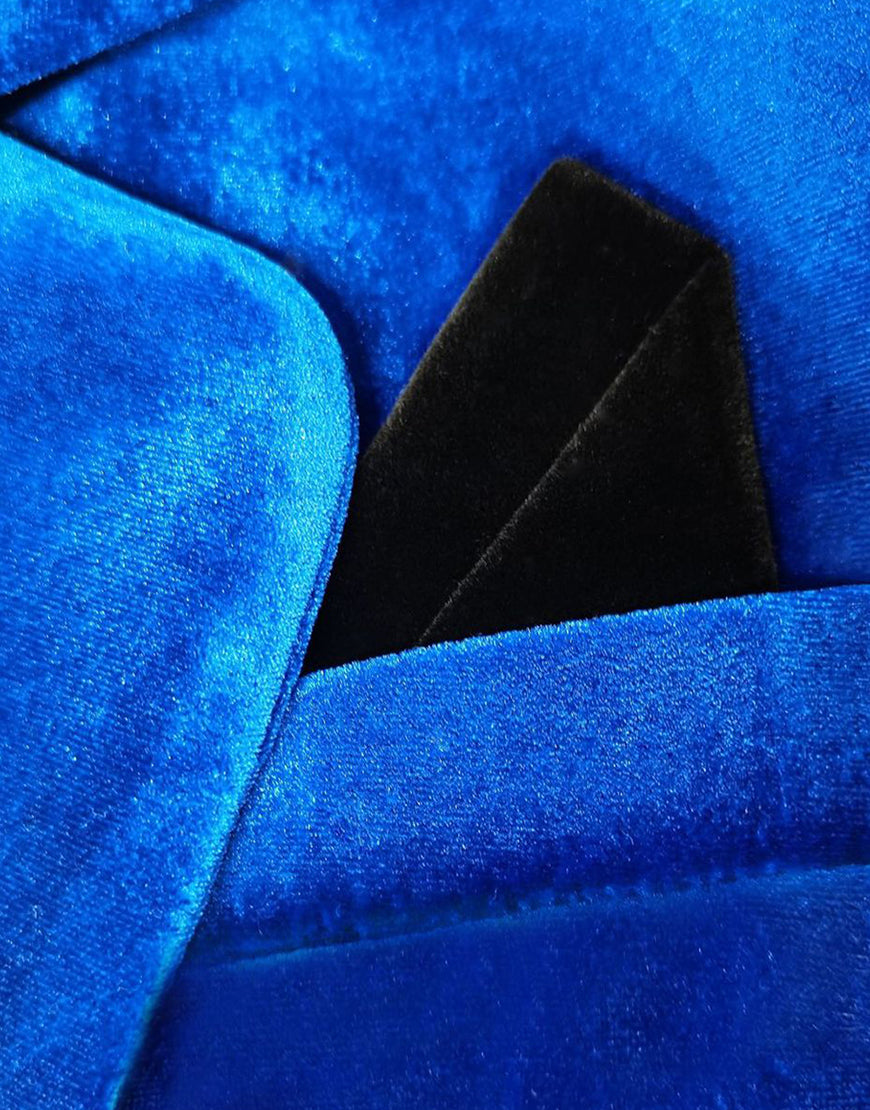 Costume de femme en velours bleu royal avec revers échancré et une seule bouton