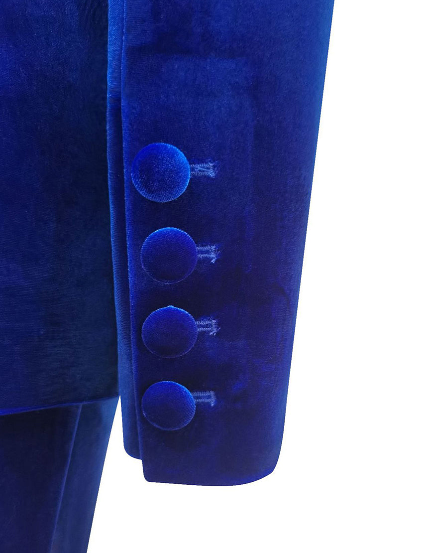 Costume de femme en velours bleu royal avec revers échancré et une seule bouton