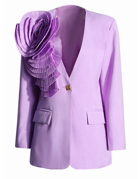 Costume féminin ajusté pour une silhouette mince, à boucle unique, avec une fleur violette de mode