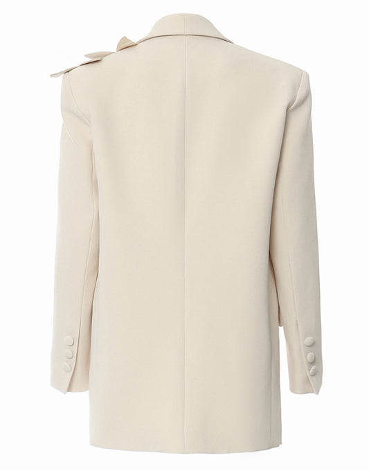 Veste féminine à une rangée de boutons, avec revers en dentelle blanche, jabot et revers échancrés