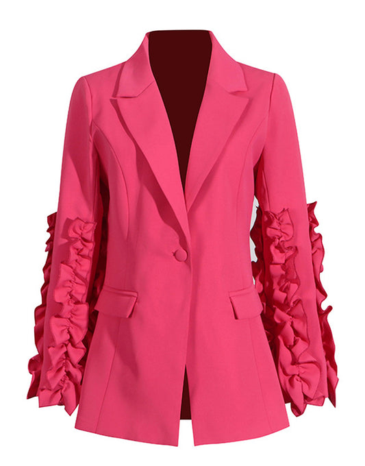 Costume de femme fuchsia à revers en pointe, à une boucle unique, avec manches à volants en deux pièces
