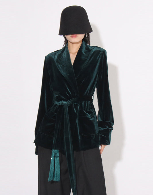 Manteau féminin en velours vert foncé avec revers en châle, coupe slim et ceinture