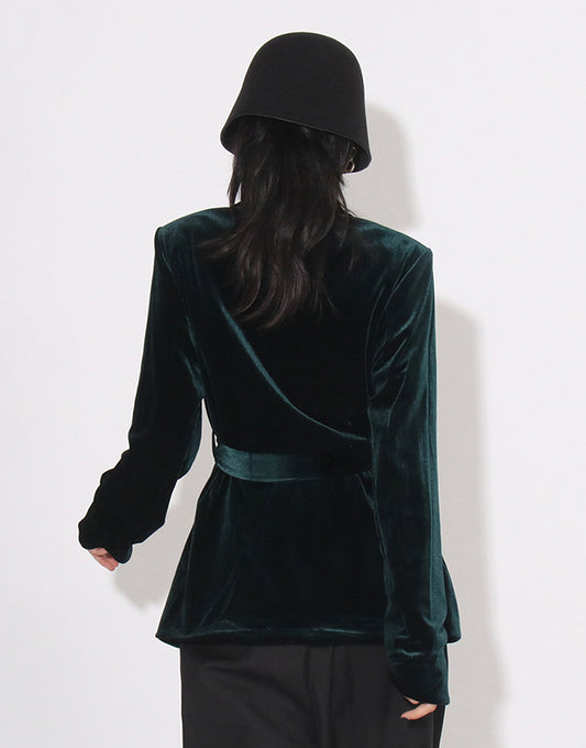 Manteau féminin en velours vert foncé avec revers en châle, coupe slim et ceinture