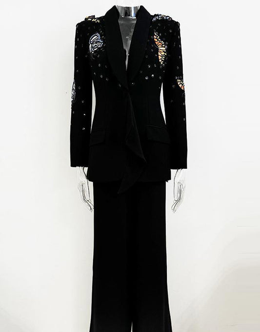 Tailleur féminin 2 pièces avec écharpe noire à revers de mousseline cristal et papillons de paillettes