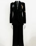 Tailleur féminin 2 pièces avec écharpe noire à revers de mousseline cristal et papillons de paillettes