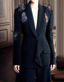 Tailleur féminin 2 pièces avec écharpe noire à revers de mousseline cristal et papillons de paillettes