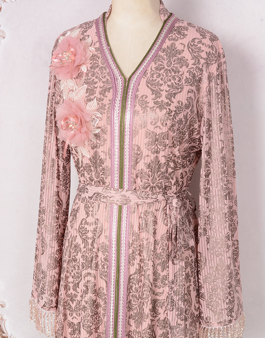 Robe Longue Élégante avec Manches Évasées Broderie Florale et Appliqués en Or
