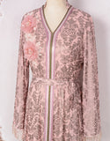 Robe Longue Élégante avec Manches Évasées Broderie Florale et Appliqués en Or