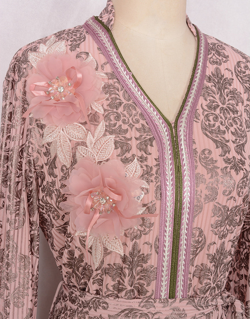 Robe Longue Élégante avec Manches Évasées Broderie Florale et Appliqués en Or