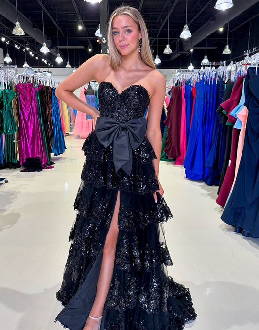 Magnifique robe de bal noire avec décolleté en cœur, volants en cascade et nœud