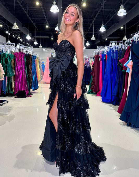 Magnifique robe de bal noire avec décolleté en cœur, volants en cascade et nœud