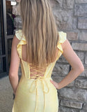 Robe de bal asymétrique à cœur enveloppé jaune