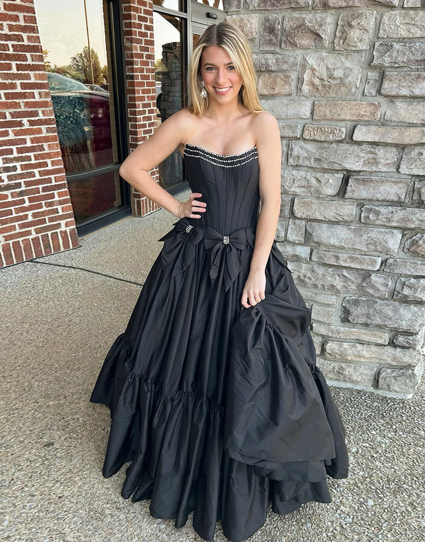 Robe de bal en noir, en forme de bateau A-line, sans bretelles, avec col en forme de bateau, nœud et ruchage