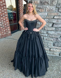 Robe de bal en noir, en forme de bateau A-line, sans bretelles, avec col en forme de bateau, nœud et ruchage