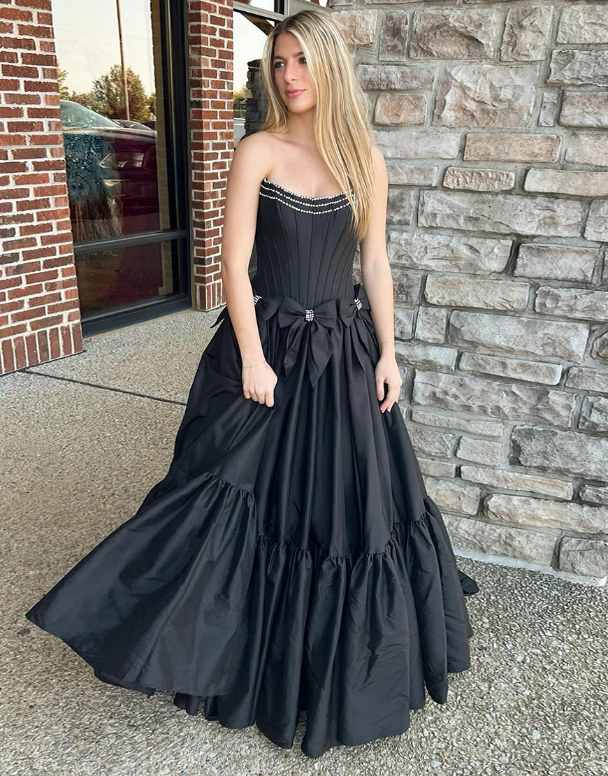 Robe de bal en noir, en forme de bateau A-line, sans bretelles, avec col en forme de bateau, nœud et ruchage
