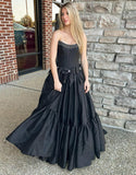 Robe de bal en noir, en forme de bateau A-line, sans bretelles, avec col en forme de bateau, nœud et ruchage