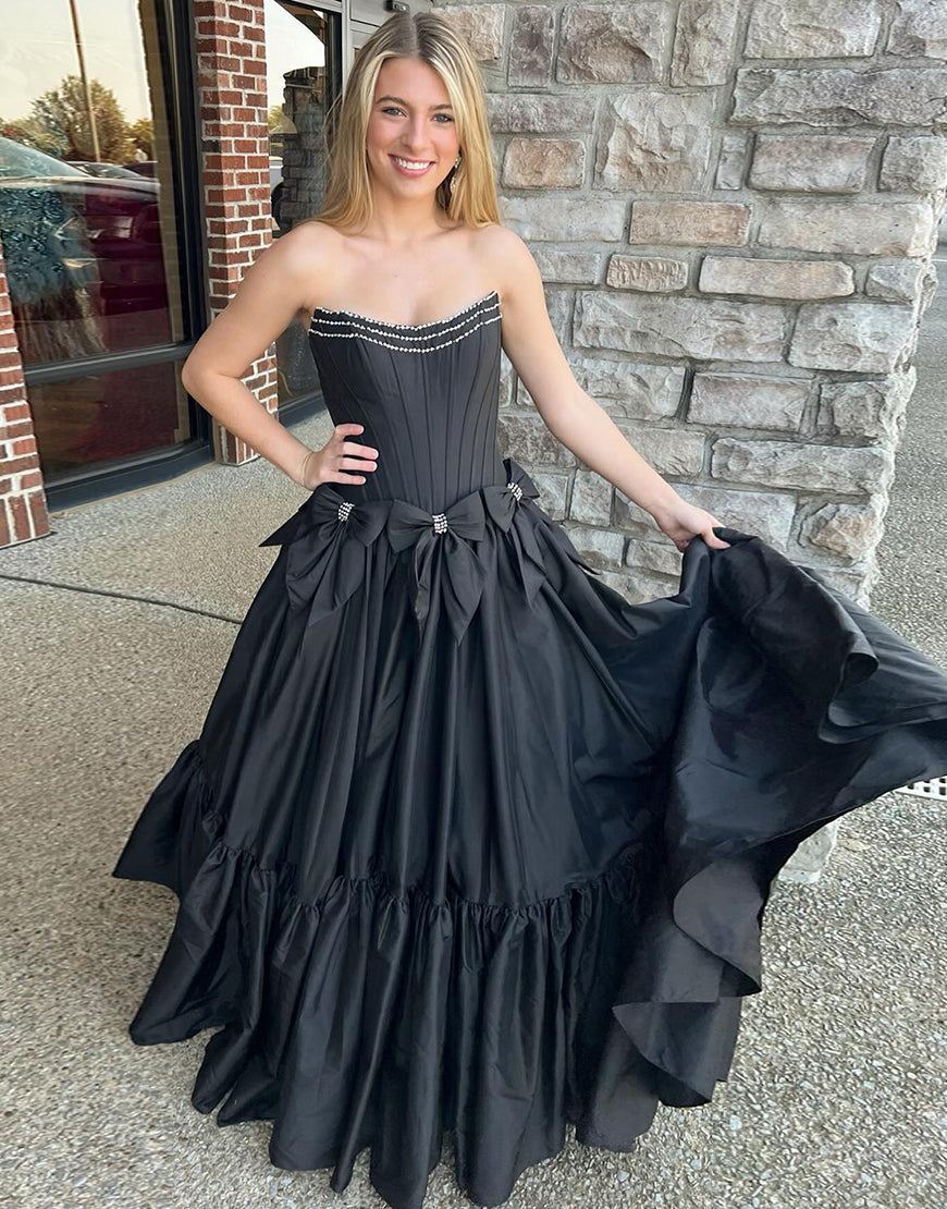 Robe de bal en noir, en forme de bateau A-line, sans bretelles, avec col en forme de bateau, nœud et ruchage