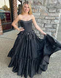 Robe de bal en noir, en forme de bateau A-line, sans bretelles, avec col en forme de bateau, nœud et ruchage