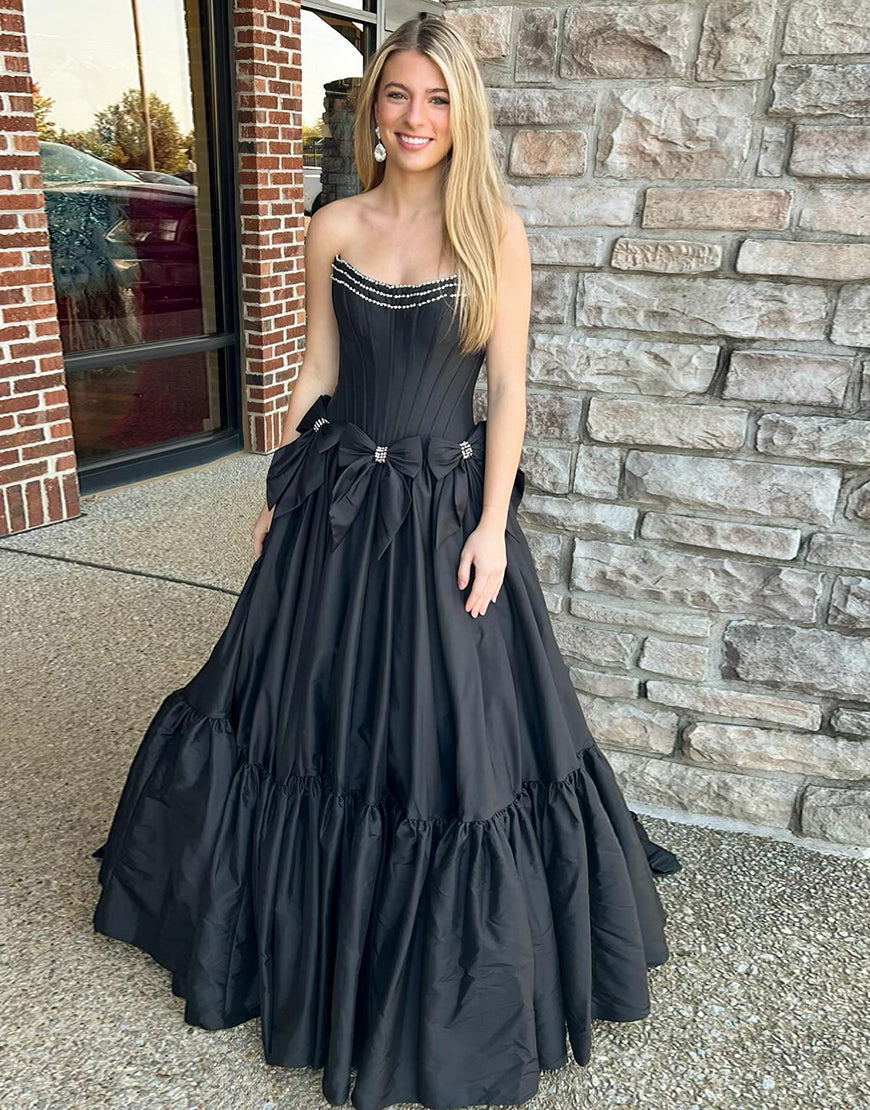 Robe de bal en noir, en forme de bateau A-line, sans bretelles, avec col en forme de bateau, nœud et ruchage