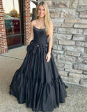 Robe de bal en noir, en forme de bateau A-line, sans bretelles, avec col en forme de bateau, nœud et ruchage