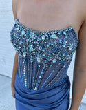 Robe de bal bleu grisâtre enveloppante sans bretelles, avec fente et paillettes cristallines