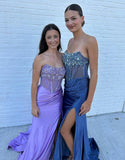 Robe de bal bleu grisâtre enveloppante sans bretelles, avec fente et paillettes cristallines