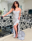 Robe de bal longue en argent avec corsage sans bretelles, plissé, fente et traîne