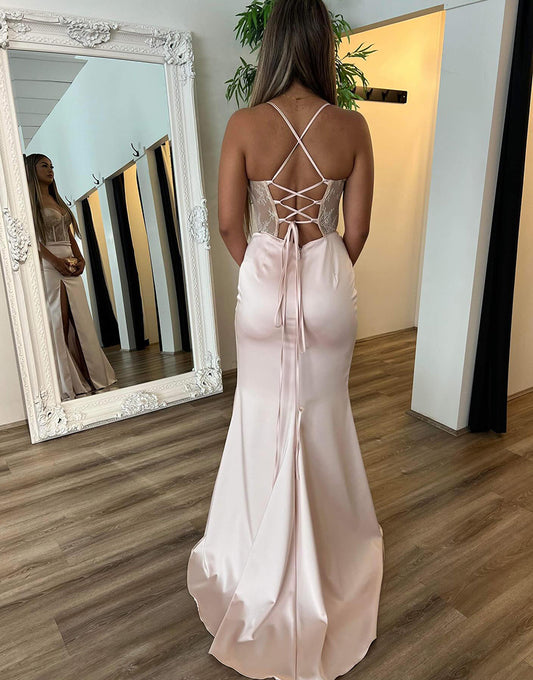 Robe de bal longue fendue avec application de spaghetti en écharpe de Champagne