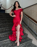 Robe de bal longue enveloppante rouge décolleté asymétrique avec fente en cascade sur le côté