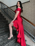 Robe de bal longue enveloppante rouge décolleté asymétrique avec fente en cascade sur le côté