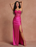 Robe de bal longue fuchsia à décolleté en cœur et à appliques style sirène avec fente