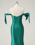 Robe de bal sirène vert foncé à décolleté en cœur et fente perlée