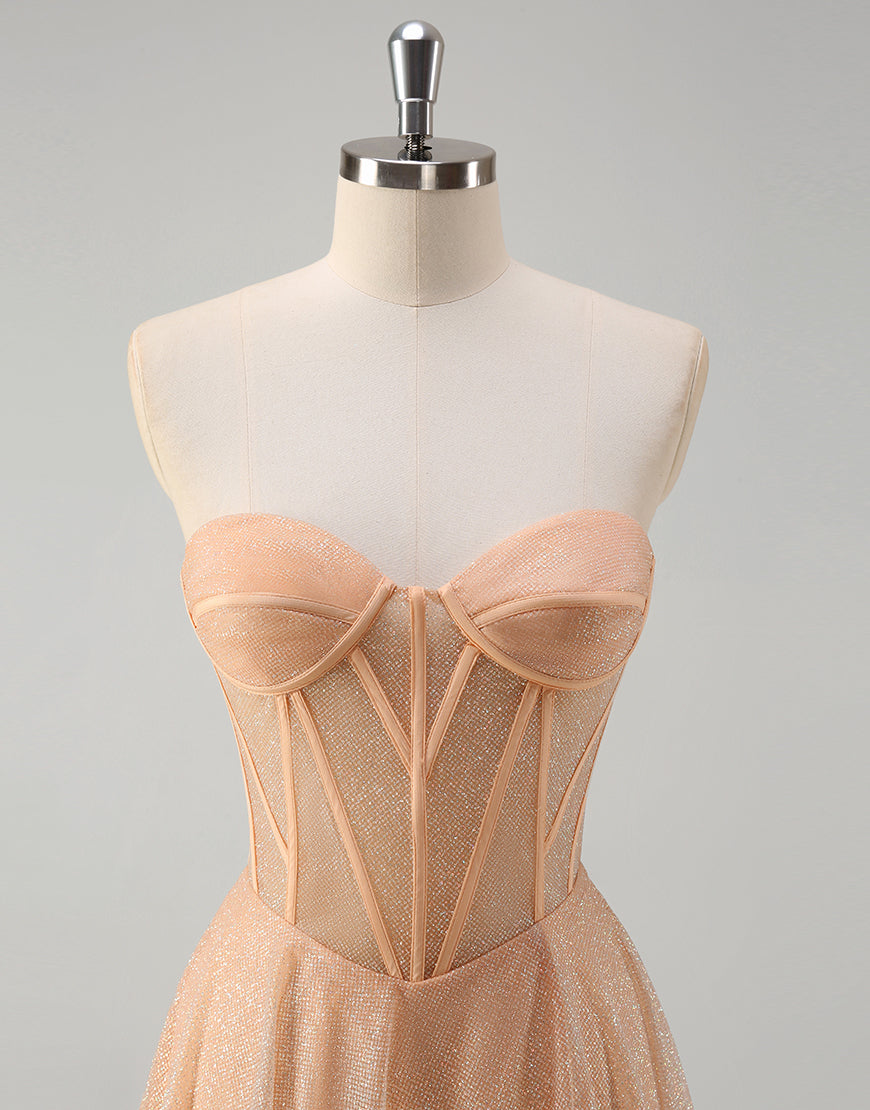 Robe de bal longue en forme de ligne A en champagne, sans bretelles, avec décolleté en cœur et fente