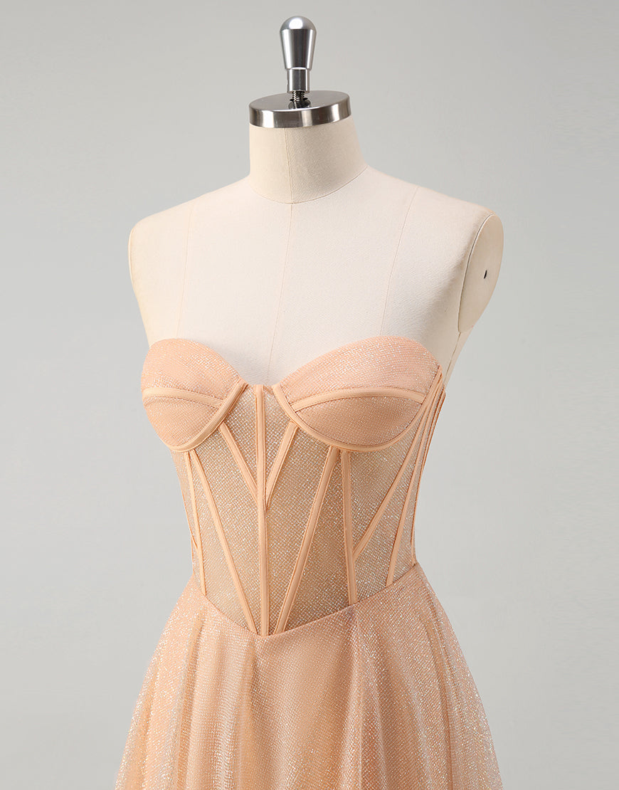 Robe de bal longue en forme de ligne A en champagne, sans bretelles, avec décolleté en cœur et fente