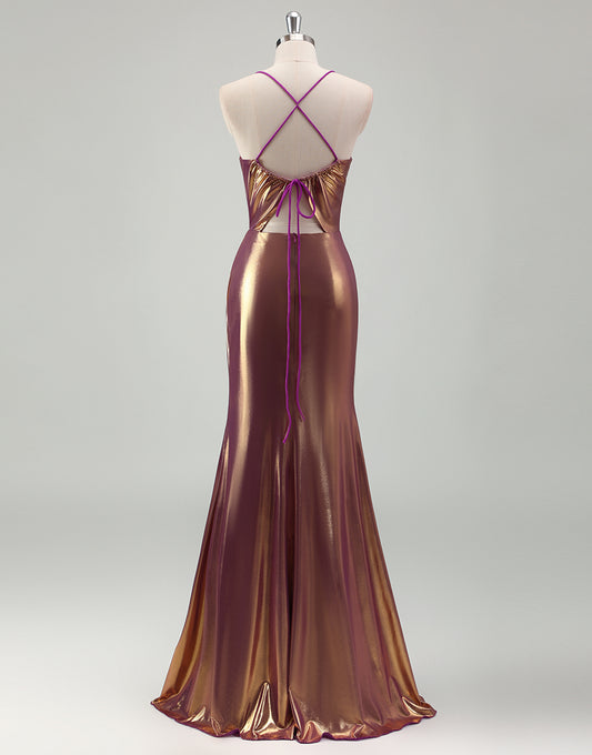 Robe de bal longue en spaghetti avec plissé et fente, enveloppée d'un étui doré