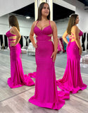 Robe de bal fourreau fuchsia à bretelles spaghetti, dos nu avec traîne balayée